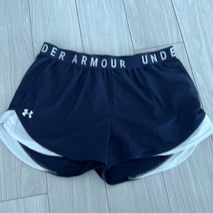 Under Armour women’s shorts size LG with pockets